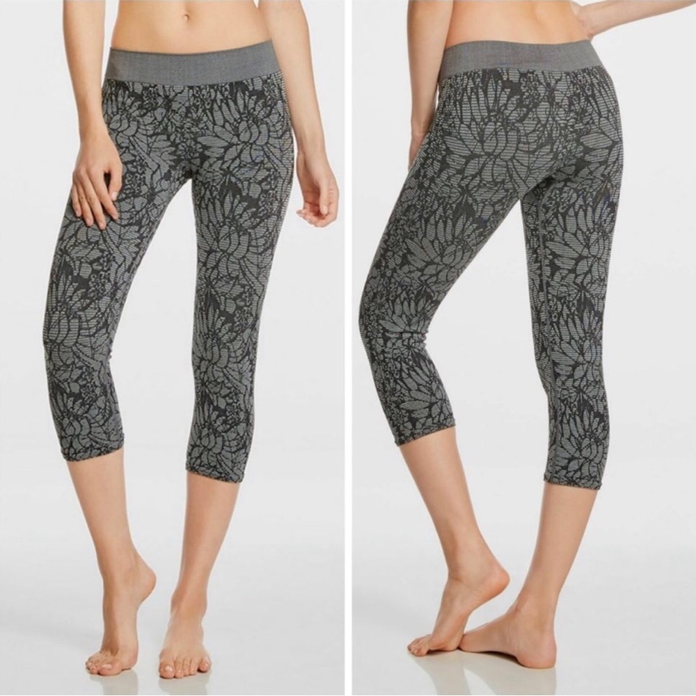 Fabletics Sebastian Seamless Capri Leggings ~ Gray & Black ~ Sz L